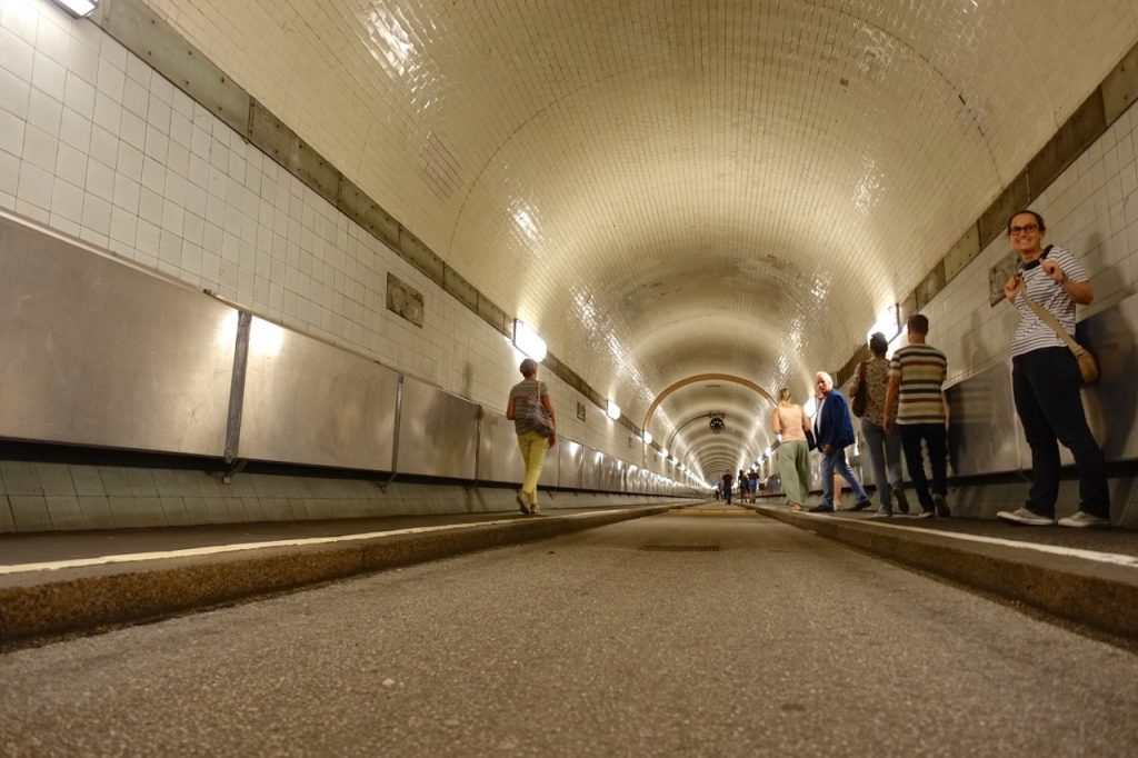 Wandern Hamburg Elbe - im alten Elbtunnel