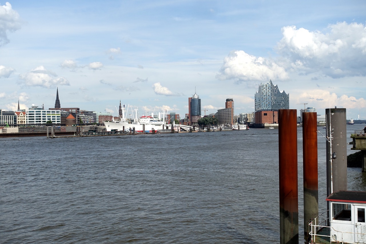 Wandern Hamburg Blick vom anderen Elbufer