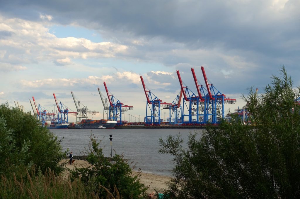 Elbstrand Hamburg mit Blick auf den Hafen Metropolregion Hamburg