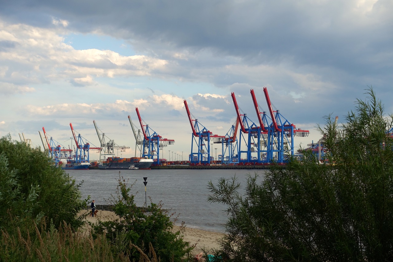 Elbstrand Hamburg mit Blick auf den Hafen
