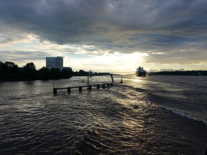 Mit dem Schiff in den Sonnenuntergang