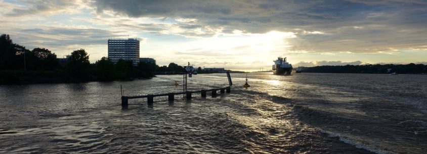 Mit dem Schiff in den Sonnenuntergang