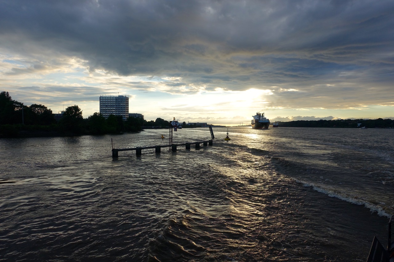 Mit dem Schiff in den Sonnenuntergang