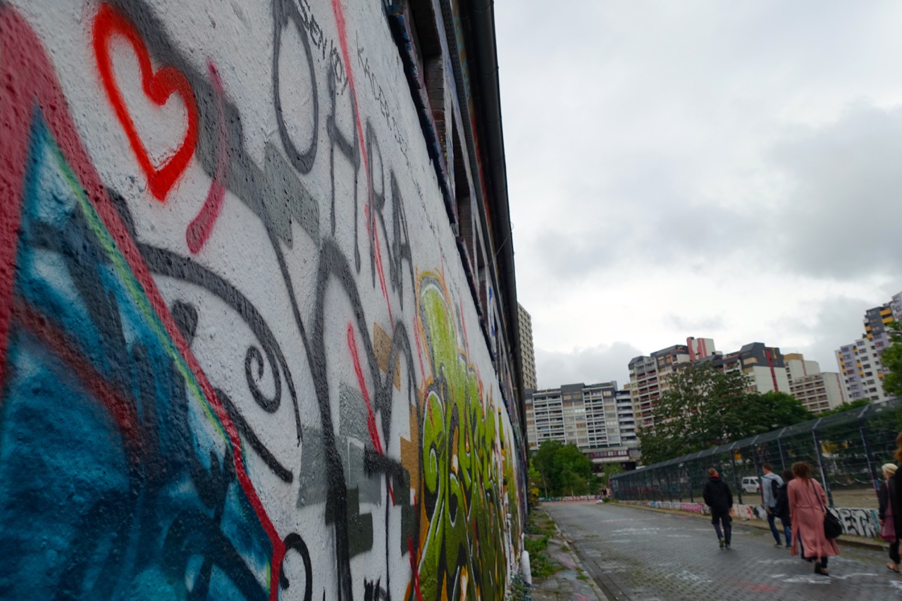 Wolkenspiel und Streetart in Hannover