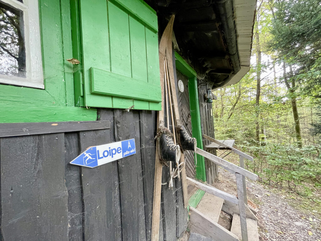 Rolfs Huette auf dem Walderlebnispfad ab Saalhausen, Wanderung zum Rhinsleyfelsen 