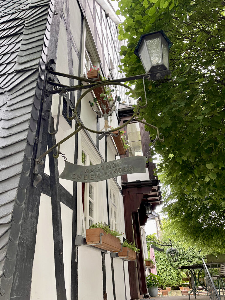Gasthaus zu den Linken Oberhundem Sauerland, hier gibt es auch Baumhaeuser im Garten