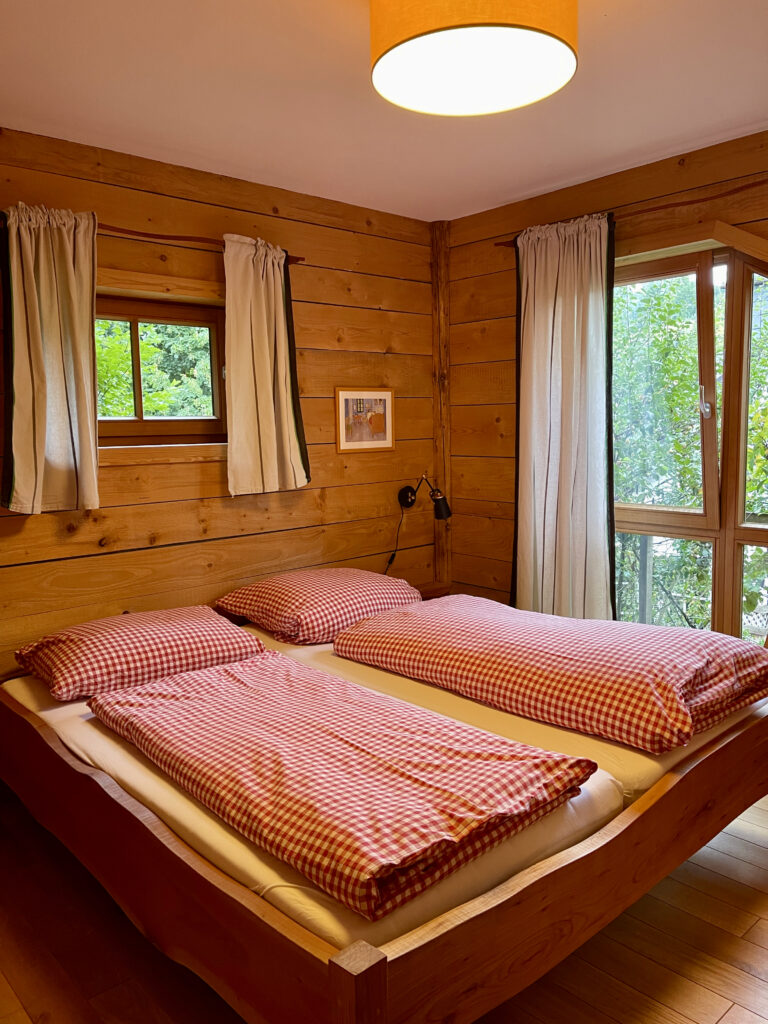Blick in das Schlafzimmer im Baumhaus im Gasthaus zu den Linden in Oberhundem im Sauerland