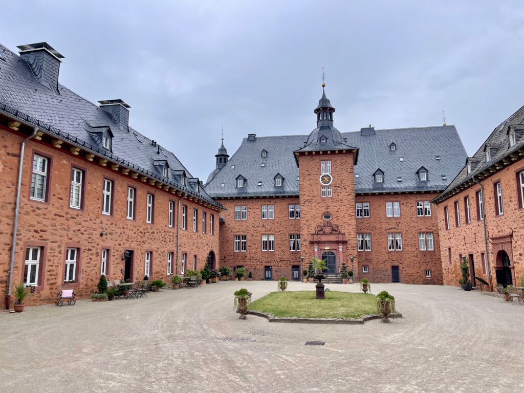 Wasserschloss Adolfsburg ungewoehnlich Uebernachten im Uhrenturm