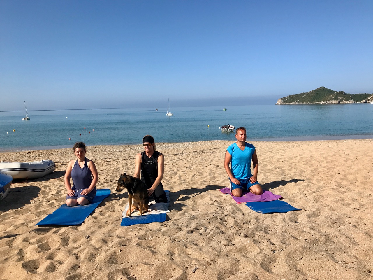 Yoga am Strand auf Korfu