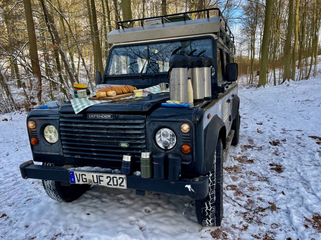 Insel-Safari Usedom. Picknick im Winter-Wald.