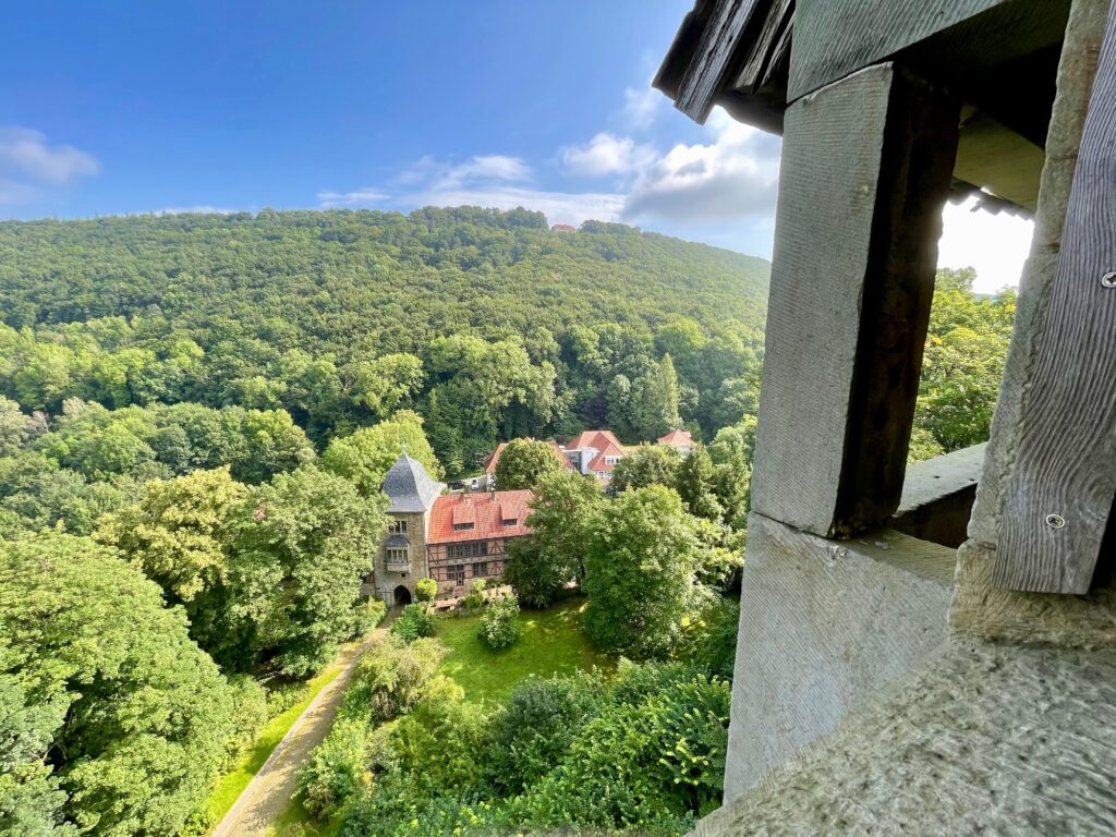 Rinteln Blick vom Turm ueber Schloss und Wald an der Deutschen Maerchenstrasse