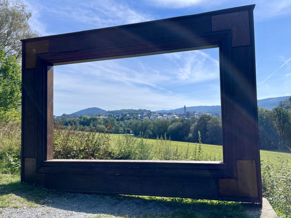 Blick durch einen grossen Rahmen auf das Schmallenberger Sauerland 