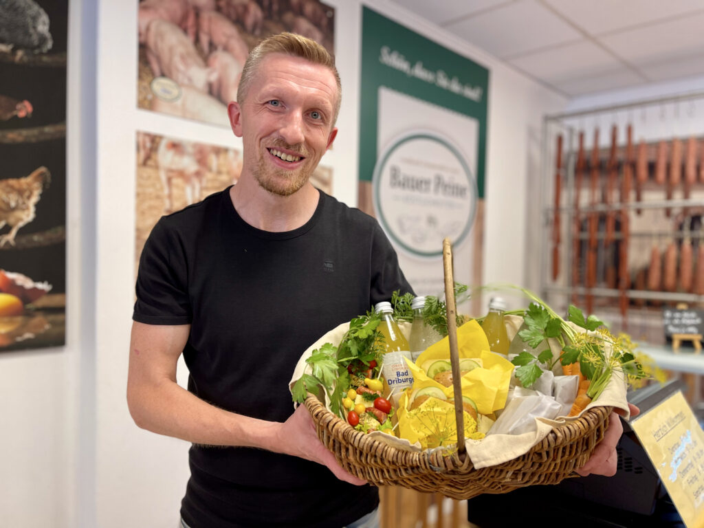 Picknickkorb von Bauer Peine im Hofladen in Bad Driburg. Bauer Peine hat zur LoSaGa auch Hoffuehrungen gegeben