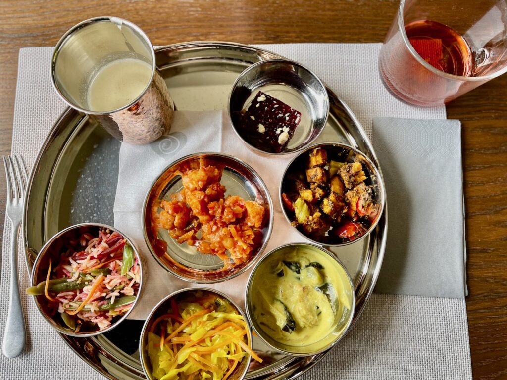 Ayurveda-Kur, Essen nach Doshas auf einem Tablett