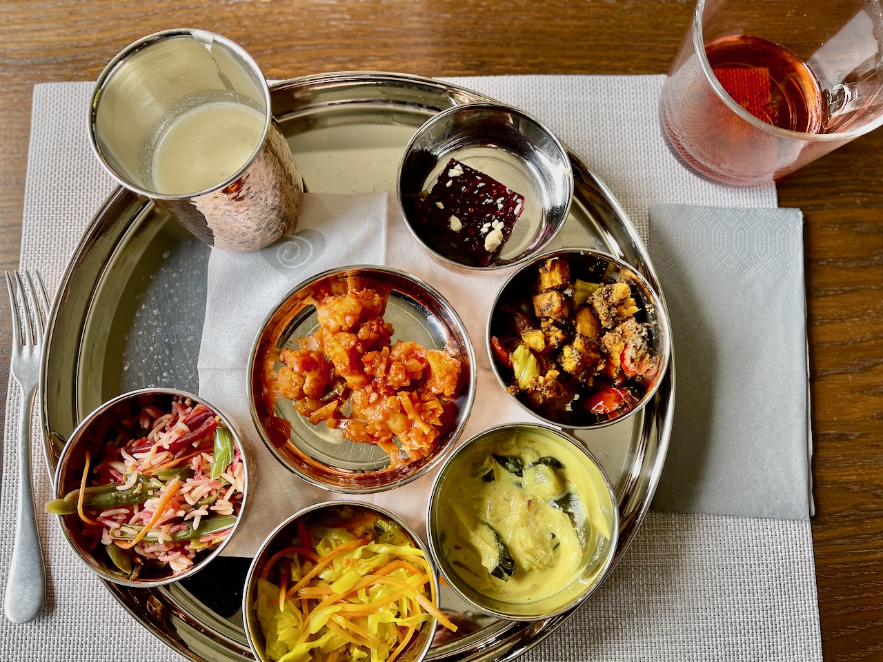 Ayurveda-Kur, Essen nach Doshas auf einem Tablett
