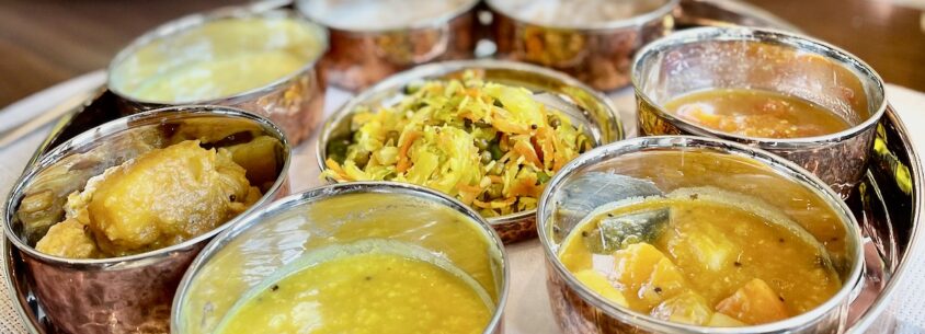 Ayurveda-Kur, Tablett mit verschiedenen Zutaten entsprechend der Dosha-Typen