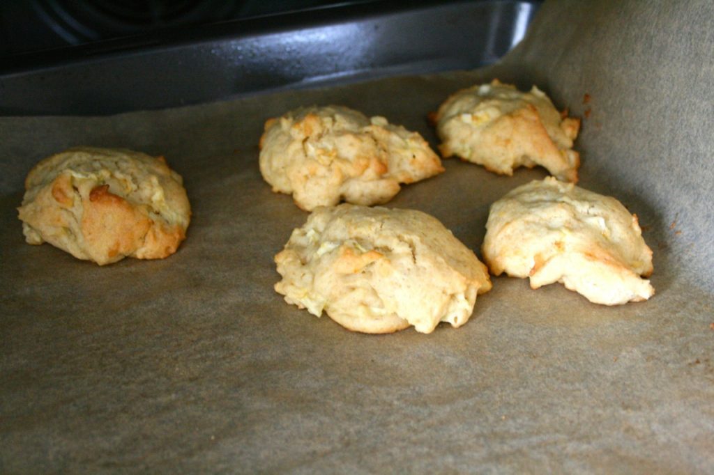 fertig gebackene Apfel-Cookies - leckeres Apfel Dessert - Rezept Kekse