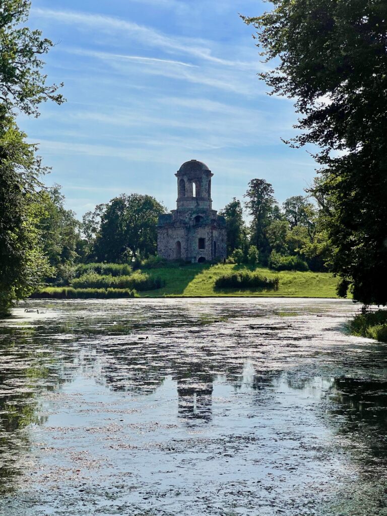 Blick von der Gartenmoschee auf den Merkurtempel