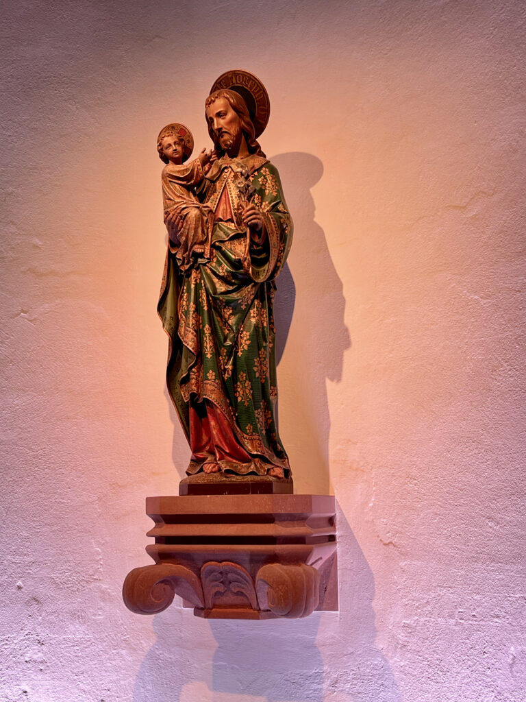 Heiligenfigur in der Kirche auf dem Rupertsberg