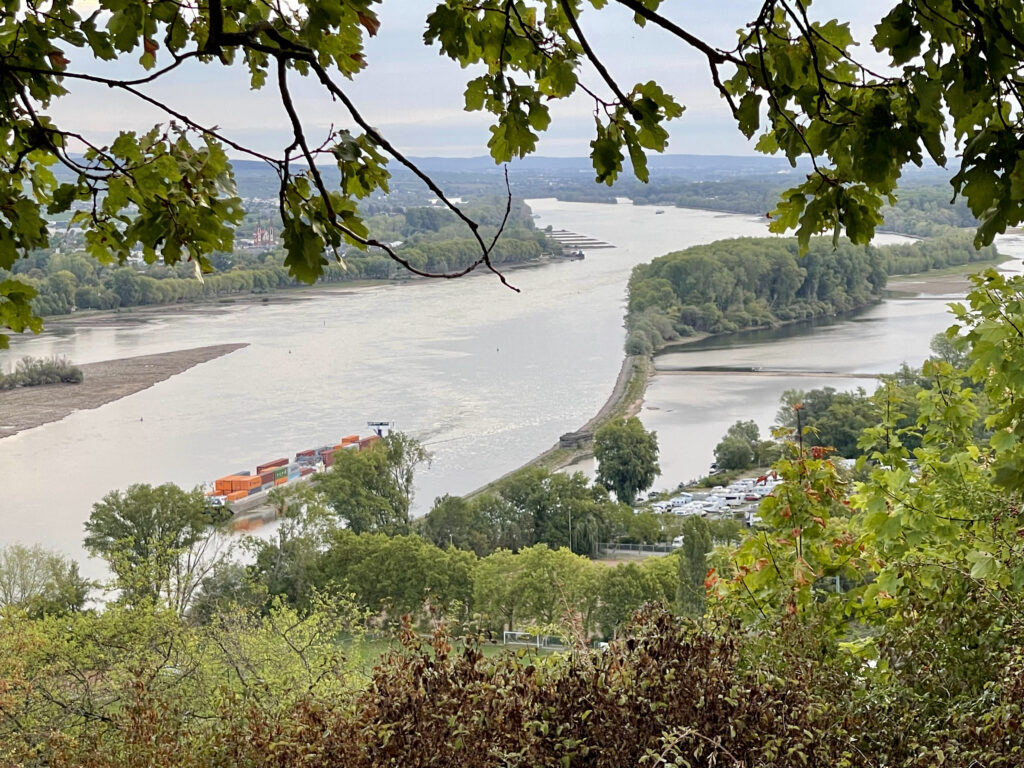 Blick vom Rochusberg auf den Rhein hinter der Kapelle auf dem Rochusberg
