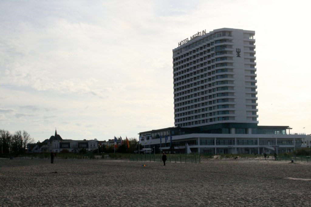Hotel Neptun am Strand von Warnemünde