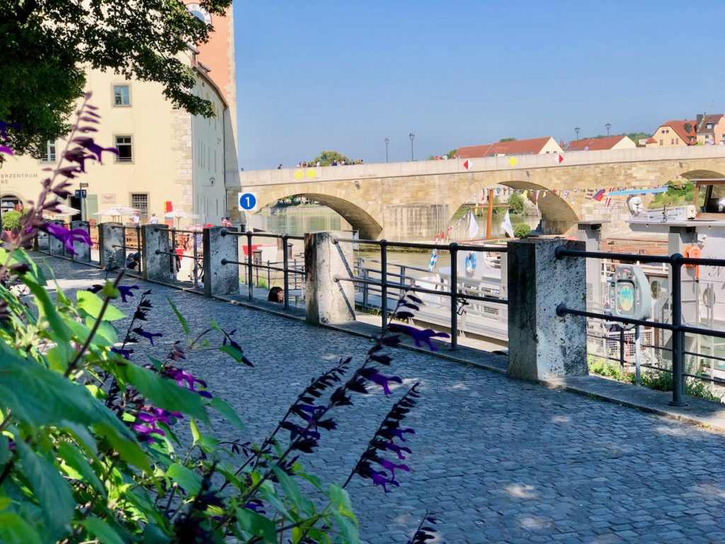 Spaziergang entlang der Donau in Regensburg