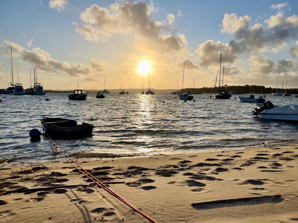 Sonnenuntergang am Strand in Portugal Alvo Sonnenschutz darf nicht fehlen