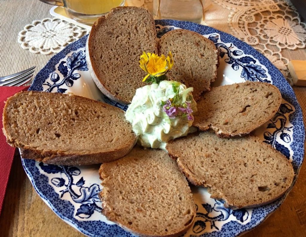 Muehlenbrot mit Kraeuterbutter