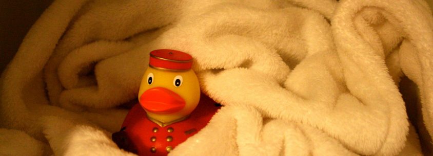 Badeente bewacht den Bademantel