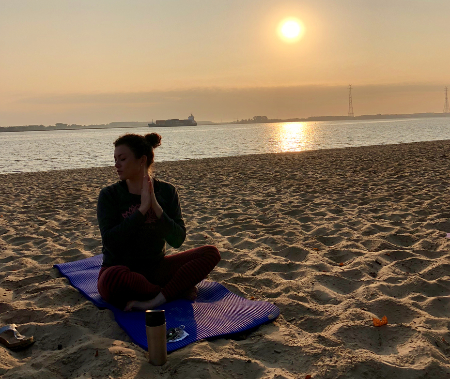 Yoga am Strand in Stade mit Rieke von Karmacouch