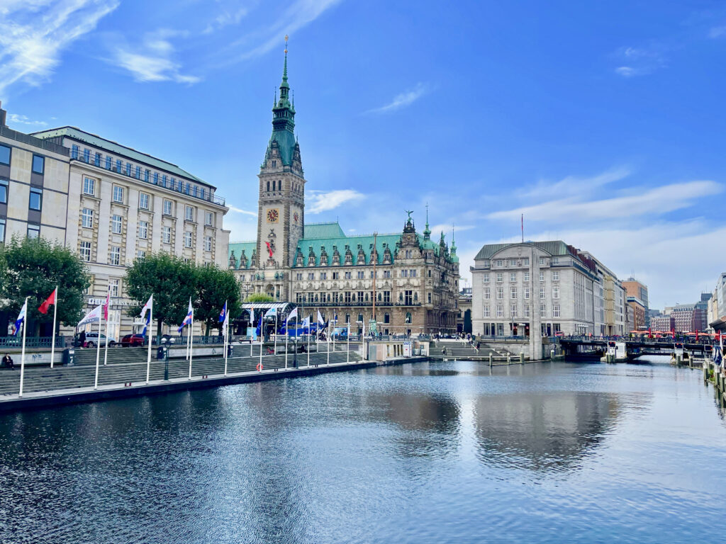 Hamburg Reisetipps Blick auf die Alster, das Rathaus und die Arkaden