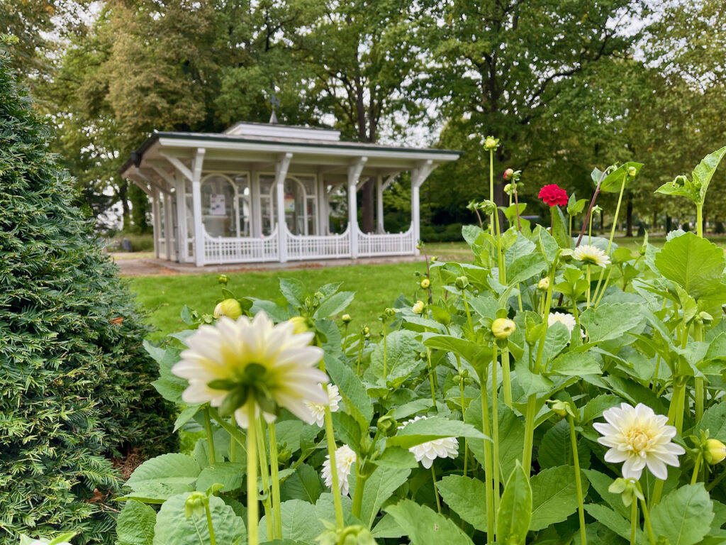Pumpenhaus im Kurpark von Bad Waldliesborn davor Blumenbeete