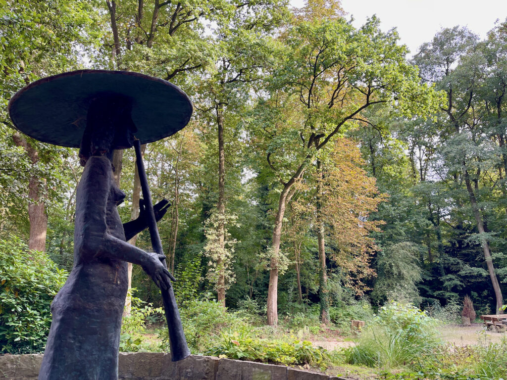 Skulptur am Eingang zum Bad Waldliesborn Nebelweg im Kurpark 