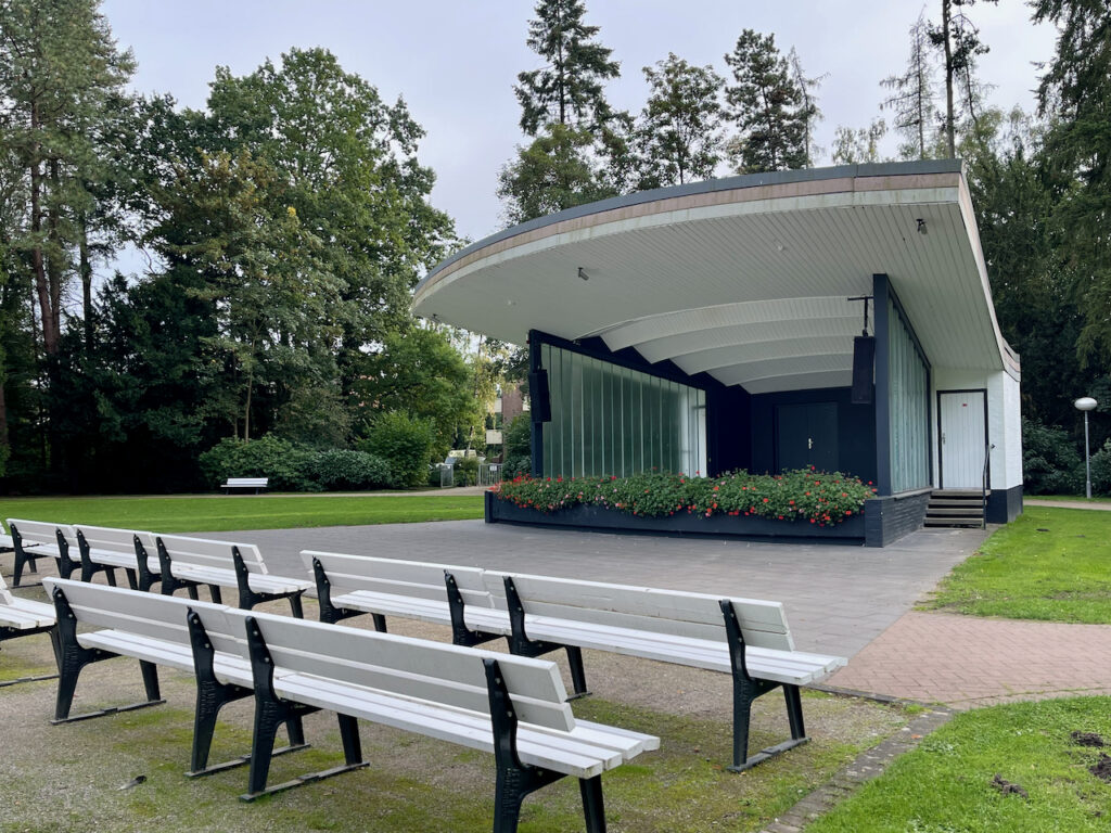 Konzertmuschel mit Baenken davor im Kurpark von Bad Waldliesborn Lippstadt