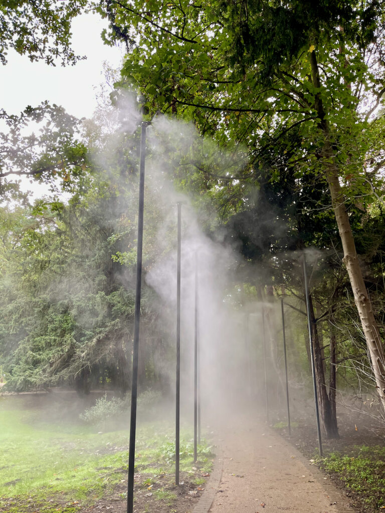 Nebelweg in Bad Waldliesborn in  Aktion, die Duesen verspruehen feine Wassertropfen