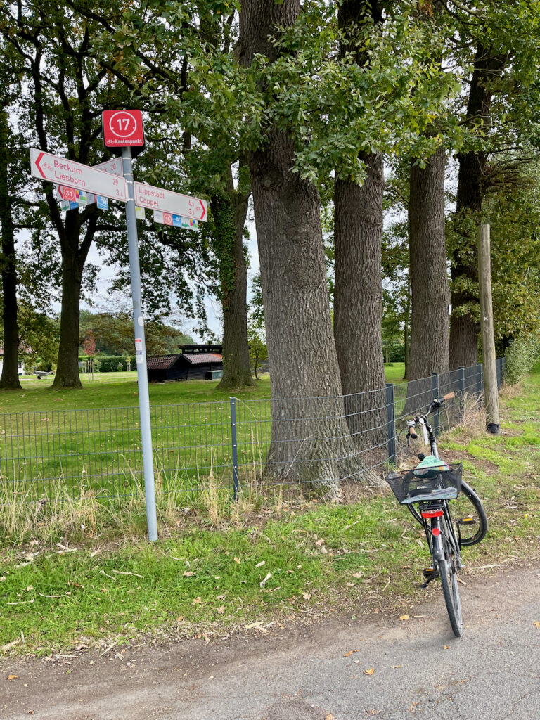 Fahrradtour nach Knotenpunkten von Bad Waldliesborn nach Lippstadt, Pause an einem Knotenpunktwegweiser