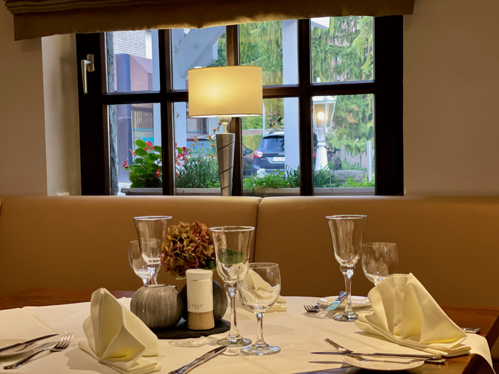Gedeckter Tisch im Restaurant Others Kitchen vom Akzent Hotel in Bad Waldliesborn 
