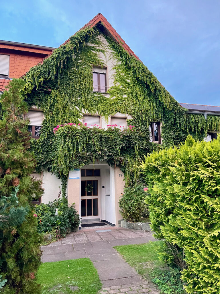 Eingang zur Naturheilpraxis Haus Holtdirk in Bad Waldliesborn