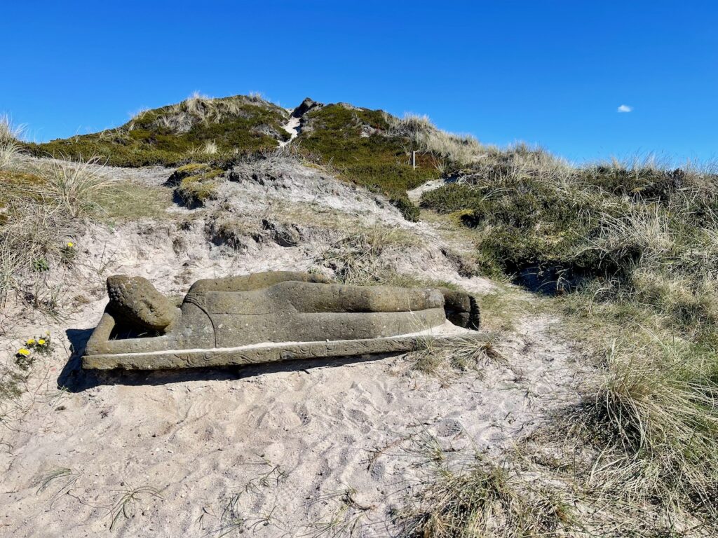 Buddha in den Duenen auf Sylt - Zeichen fuer Entspannung 
