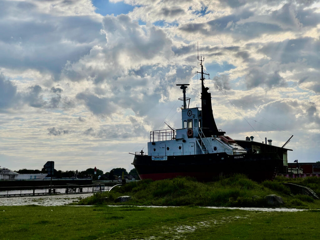 Sehenswuerdigkeiten Vegesack Runde Schlepper Regina im Stadtgarten