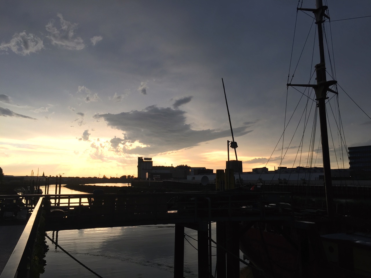 Sonnenuntergang Weser Bremen – Goldene Stunde