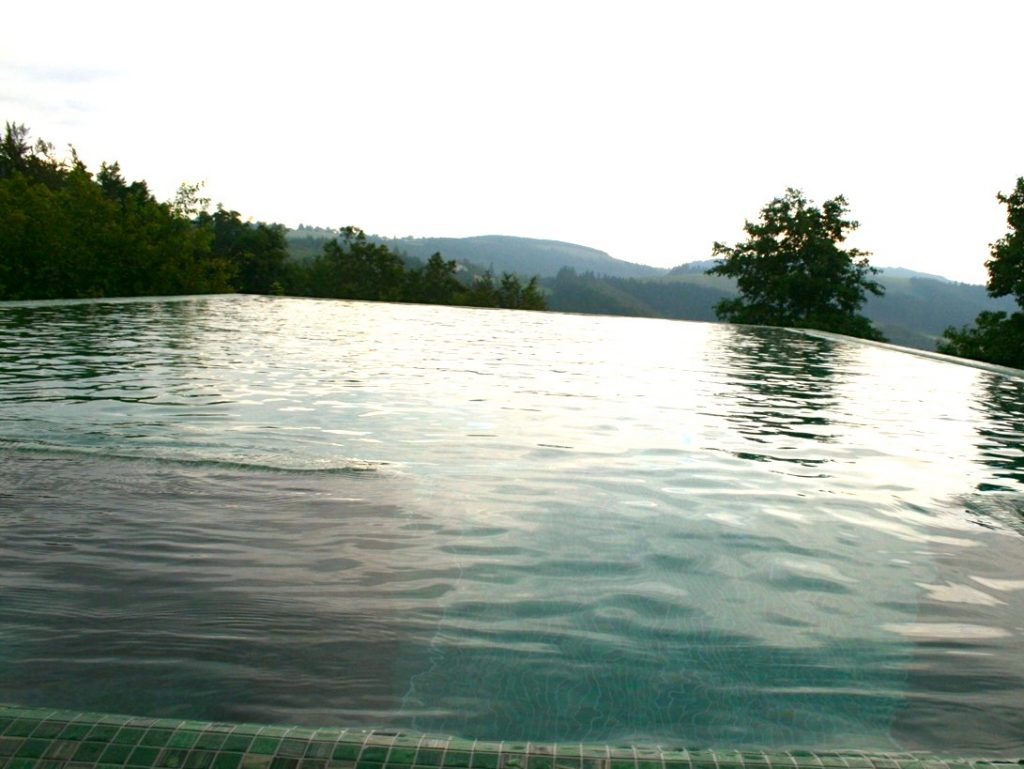 Waldhaus Ohlenbach: Aussenpool mit Blick ins Sauerland