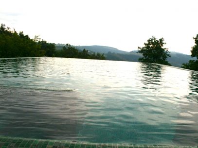 Waldhaus Ohlenbach: Aussenpool mit Blick ins Sauerland