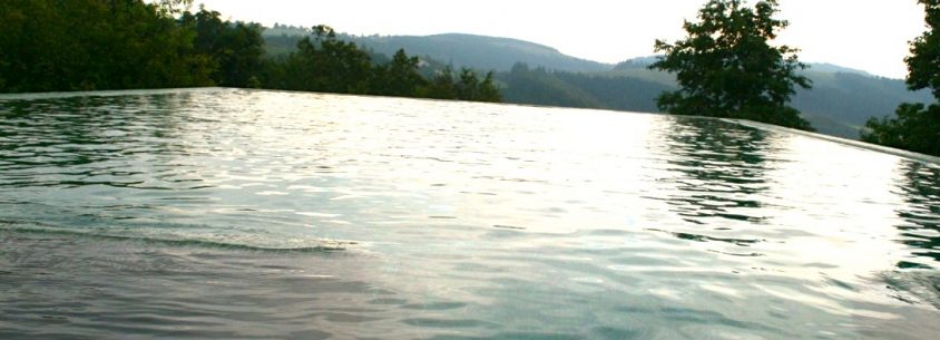 Waldhaus Ohlenbach: Aussenpool mit Blick ins Sauerland
