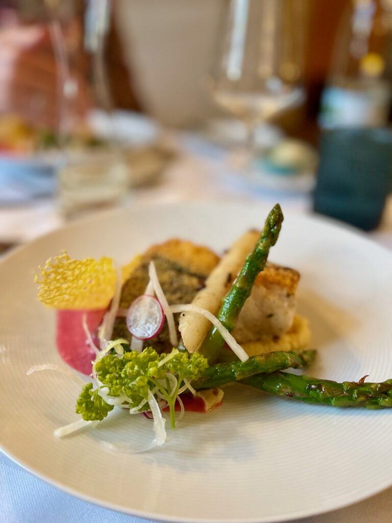 Abendessen im Restaurant Resort Schloss Auerstedt - auf dem Teller: Spargel, Kartoffelpüree und Fisch