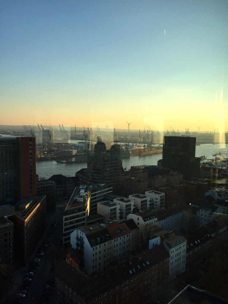 Blick aus den tanzenden Türmen Hamburg über die Reeperbahn