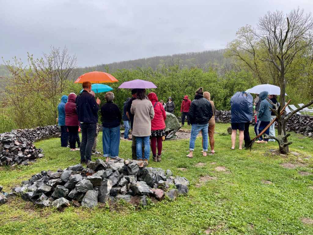Gleich wird das Feuer zur Erhitzung der Steine fuer die Sweat Lodge in der Toskana Therme Bad Sulza entfacht