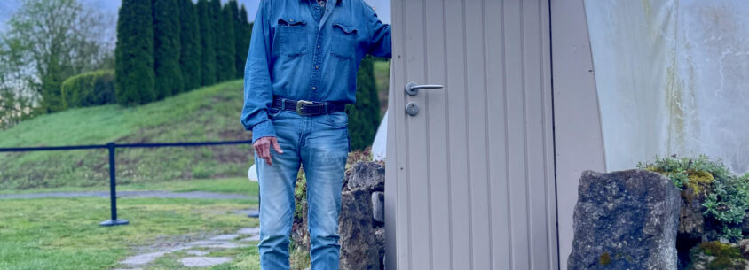 Tom Blue Wolf an der Eingangstuer zur Sweat Lodge nach Ende der Zeremonie