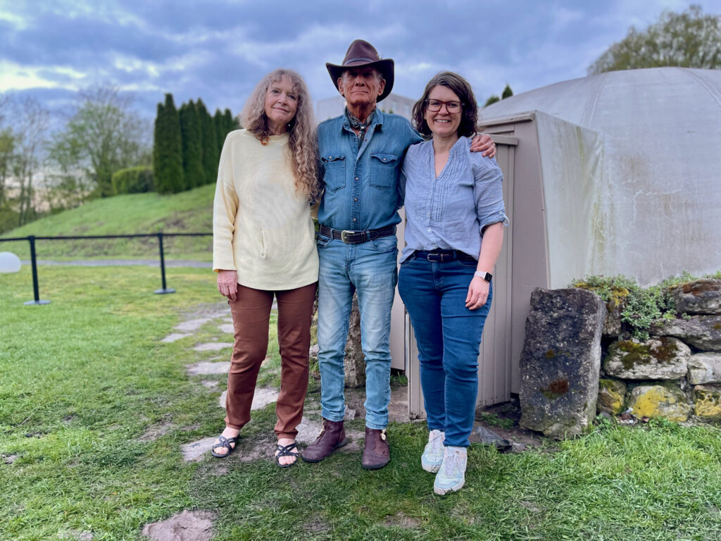 Marion Schneider, Tom Blue Wolf, Tanja Klindworth (nach der Schwitzhütten-Zeremonie) in der Toskana Therme Bad Sulza