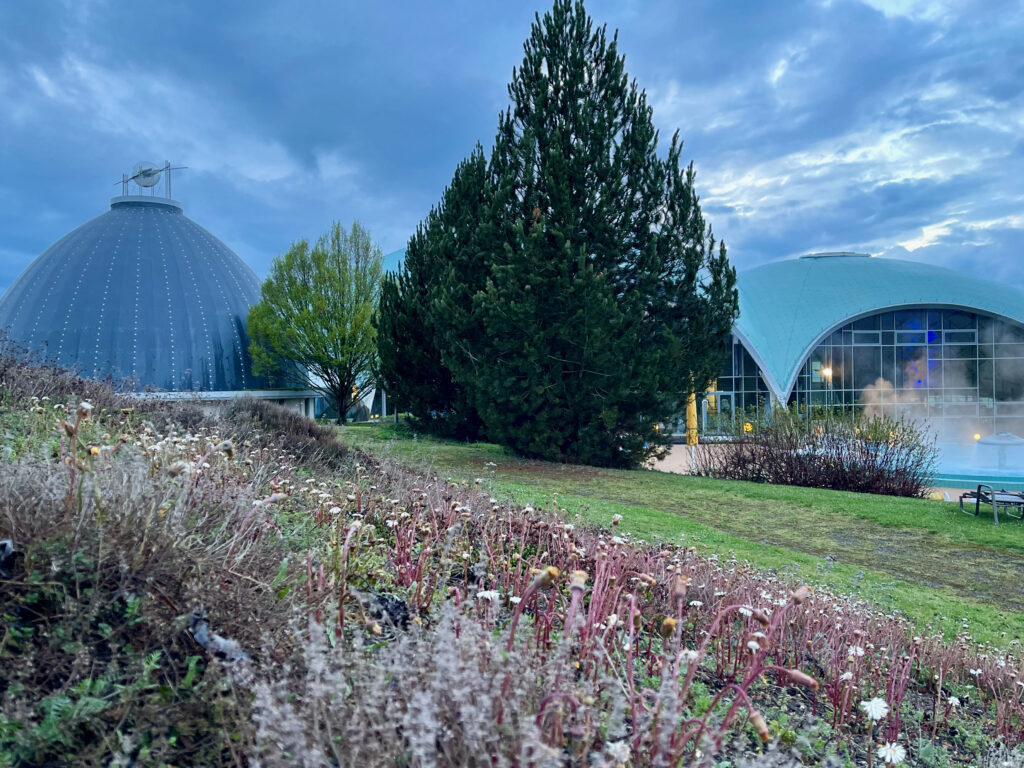 Toskana Therme Bad Sulza zum Sonnenuntergang, blauen Stunde von Aussen fotografiert